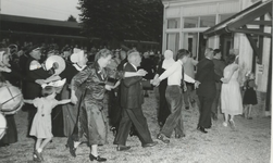 50 - Jubileum 40 jaar Hotel Veluwe, dansende gasten met muziekkorps